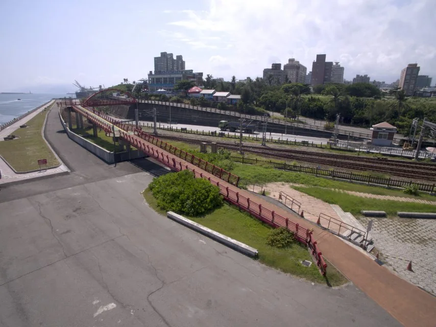 景觀橋延伸至港區親水步道