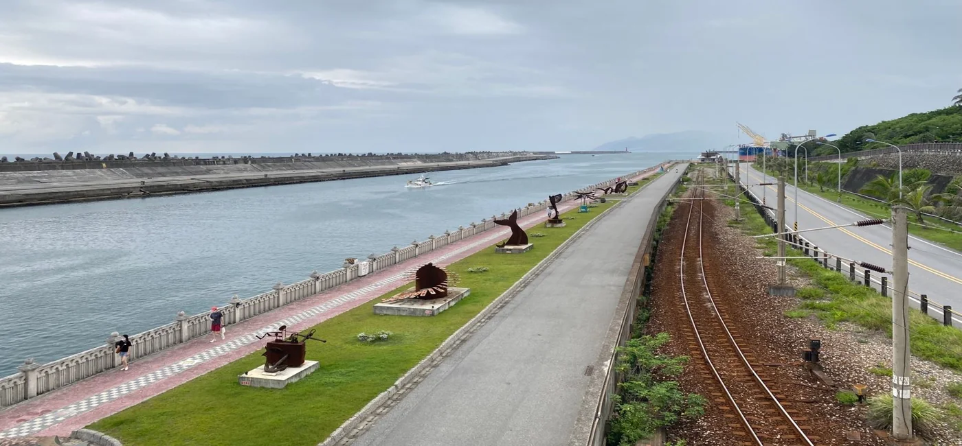 花蓮港水道、濱海步道與臨港鐵路